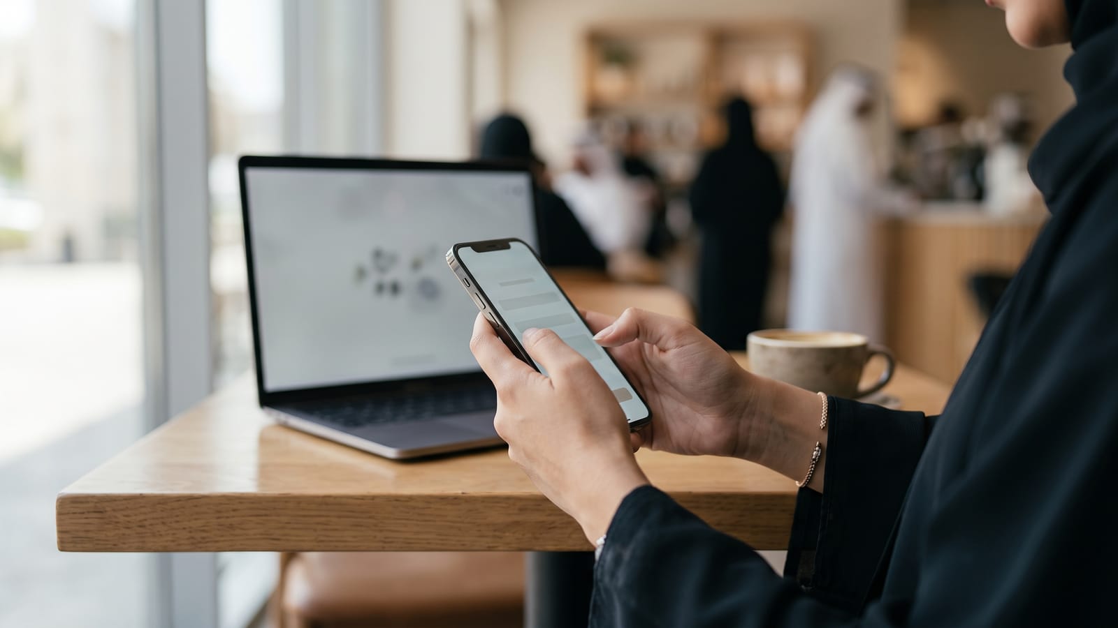 Person filling in a short form on a smartphone in a café